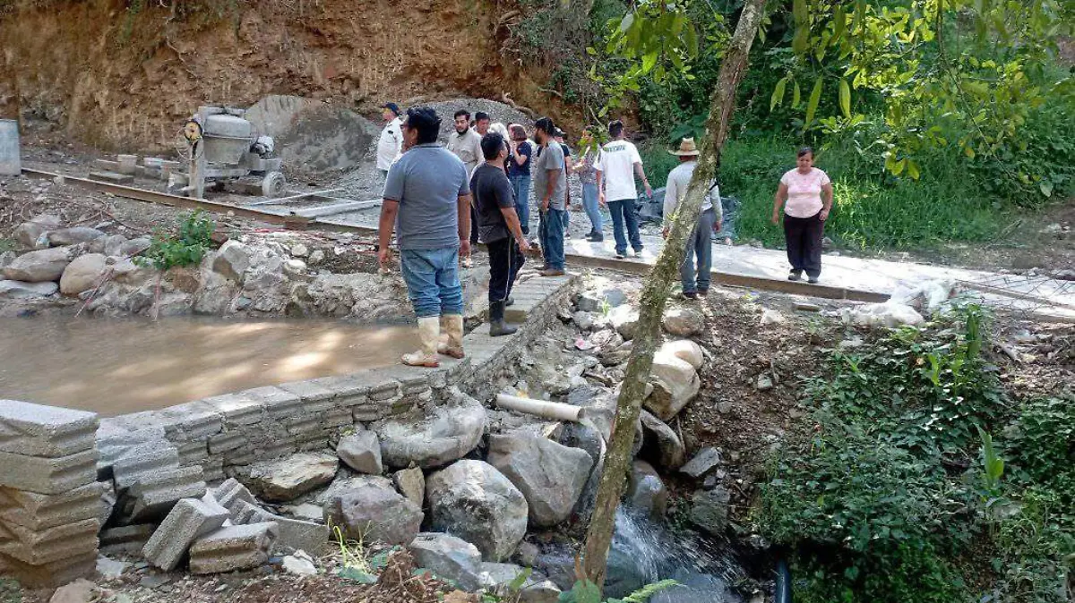 Mediante un recorrido, los inconformes revisaron las condiciones del manantial