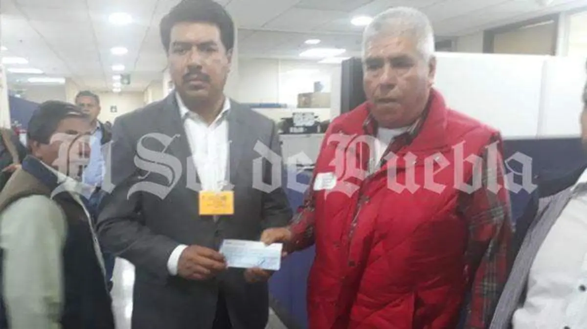 entregan cheque a ejidatarios