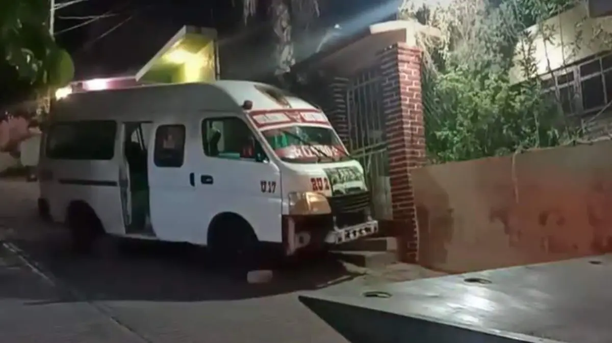 Conductor de transporte público se impacta contra vivienda en Izúcar de Matamoros