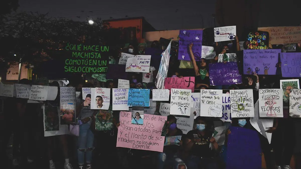 estudiantes del COBAEP plantel 12, en Izúcar de Matamoros exhibieron en cartulinas el acoso que reciben de al menos tres docentes del plantel