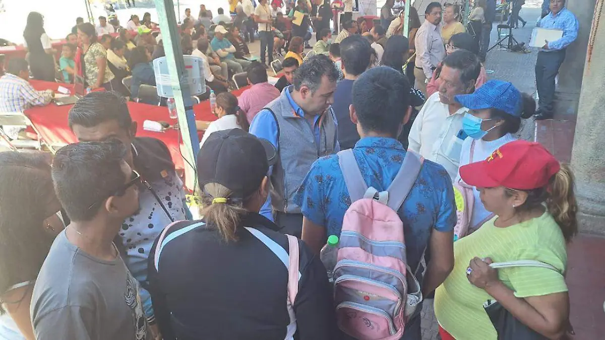 Guardias de seguridad exigen el pago de vigilancia en la Feria de Tehuacán