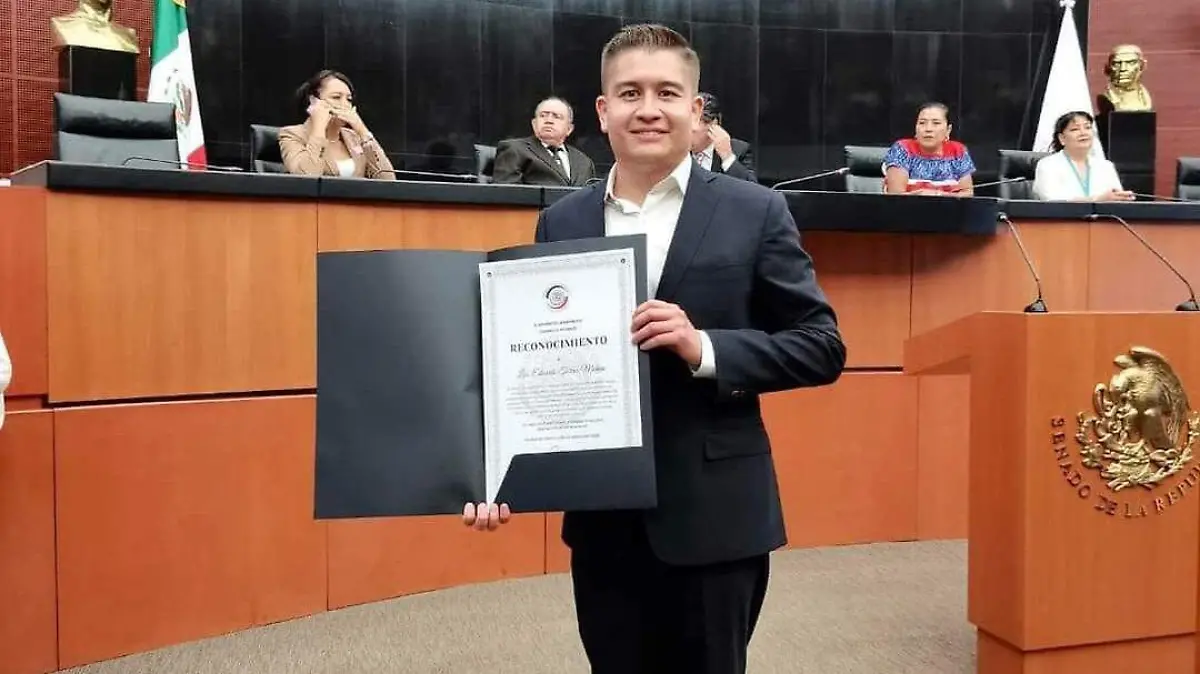eduardo torres molina recibe reconocimiento