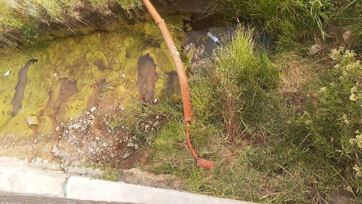 Vecinos del Fraccionamiento Rinconada denunciaron la falta de atención del gobierno municipal ante un cable de alta tensión expuesto, tras una obra inconclusa.