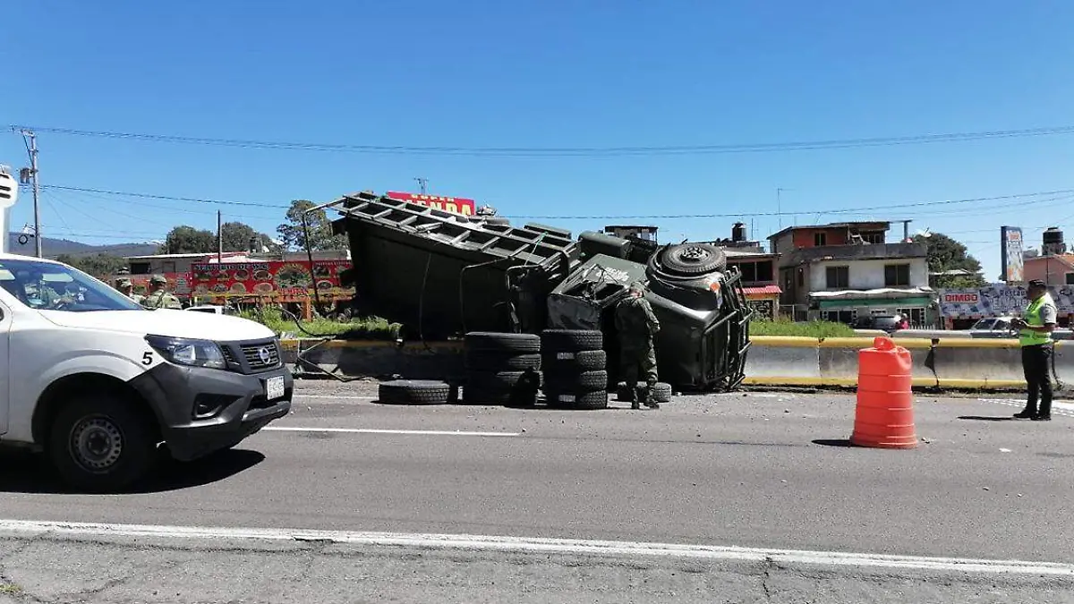 Dos militares lesionados sin gravedad fue el resultado de la volcadura de un camión militar