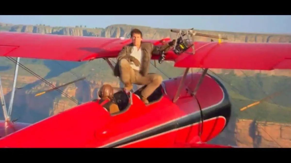 Tom Cruise fue grabado realizando una arriesgada maniobra desde un avión y sostenido con una mano