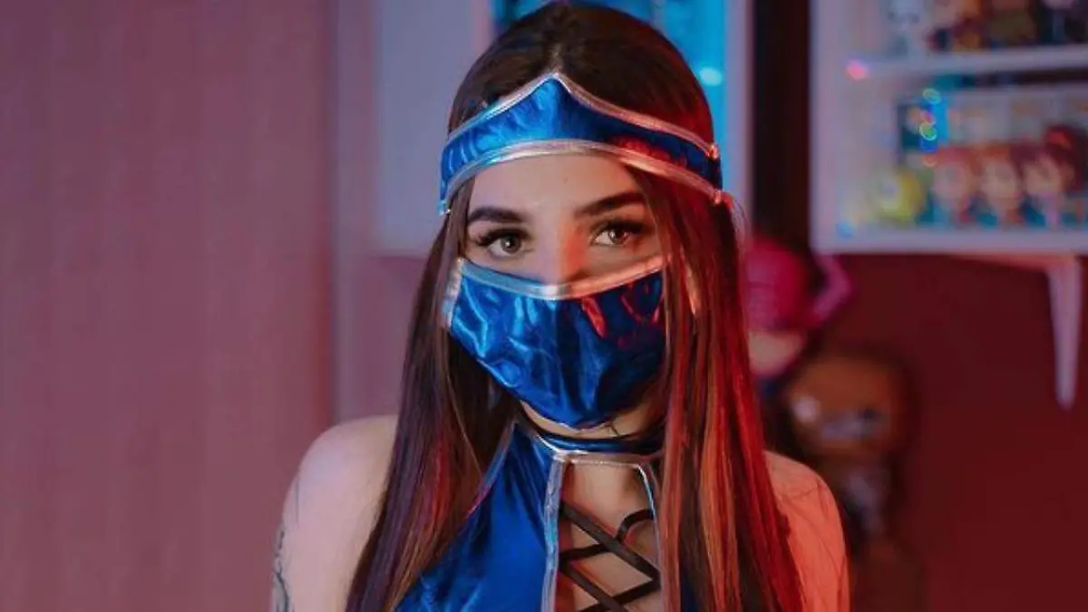 Karely Ruíz comienza los festejos de Halloween, con sensuales disfraces