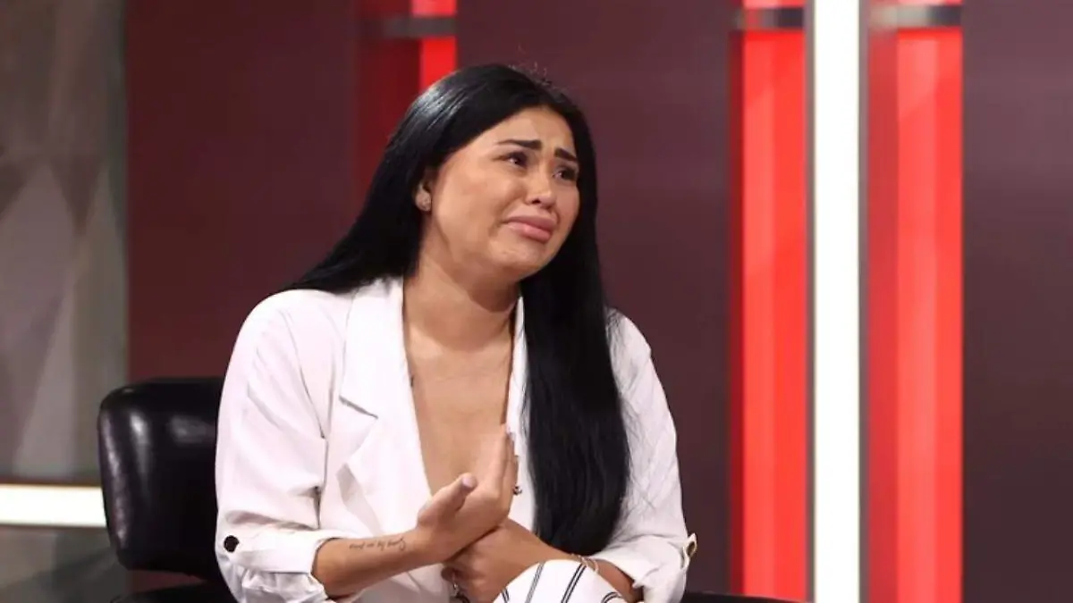 Gomita rompe en llanto al recordar abusos de su papá