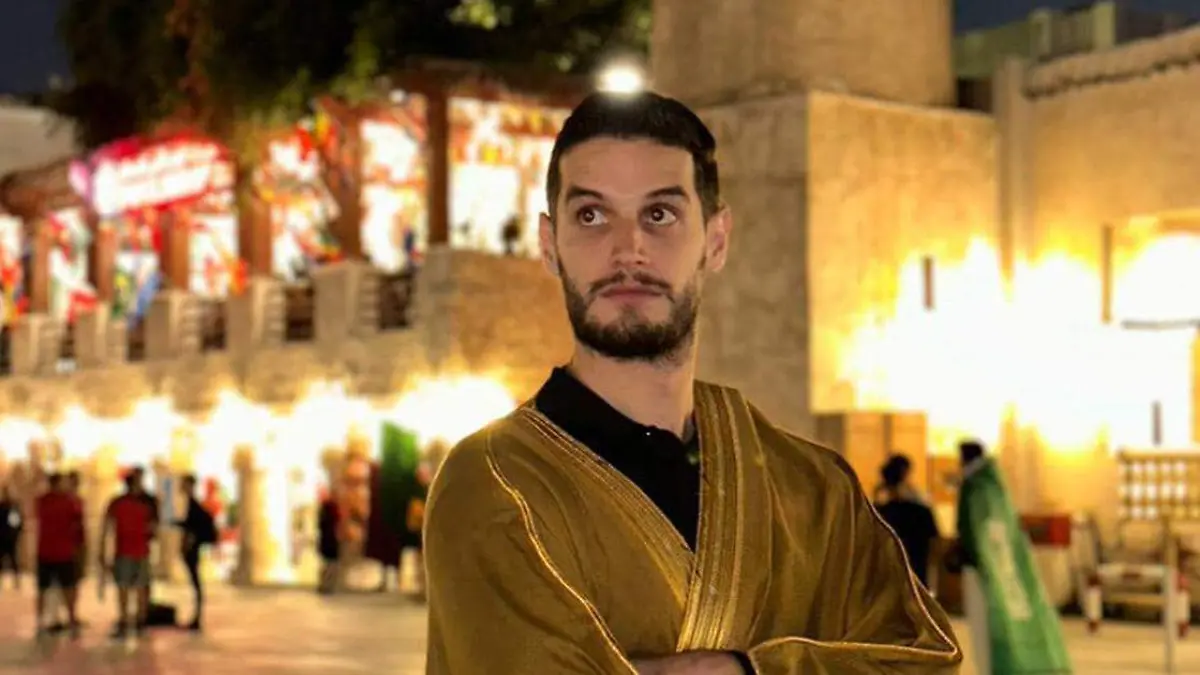 Adrián Marcelo es un comediante, comentarista, conductor de televisión y youtuber que nació en Monterrey