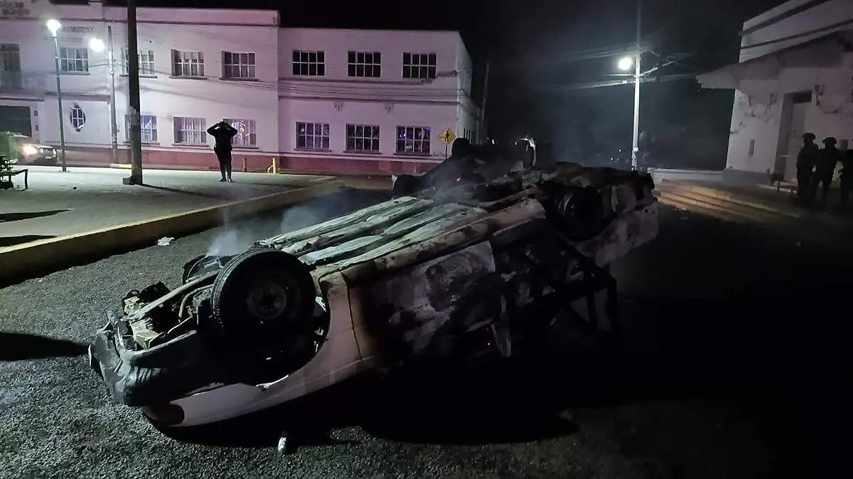 Una patrulla incendiada y vehículos volcados fue el resultado de un enfrentamiento entre pobladores y policías Tianguismanalco