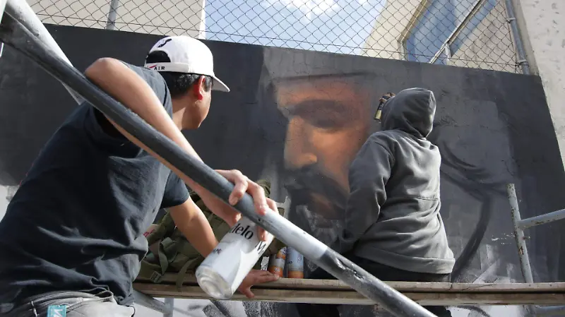 Artistas urbanos realizan murales en la Romero Vargas.