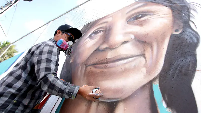 Artistas urbanos realizan murales en la Romero Vargas.