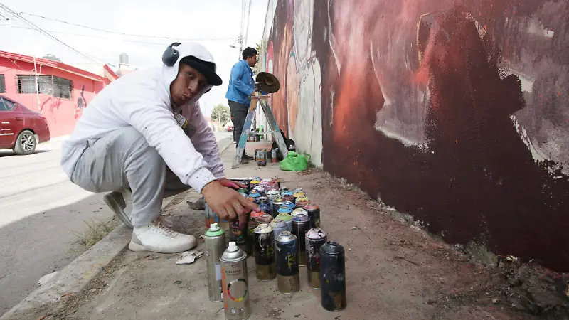 Artistas urbanos realizan murales en la Romero Vargas 