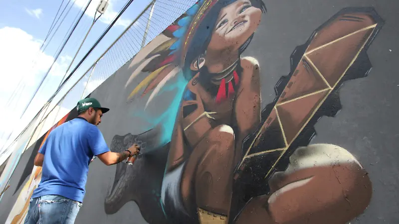 Artistas urbanos realizan murales en la Romero Vargas 