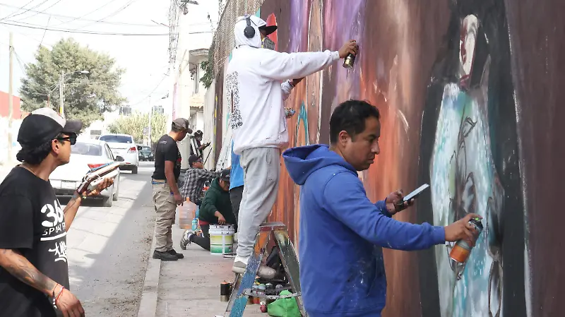 Artistas urbanos realizan murales en la junta auxiliar de Romero Vargas. 