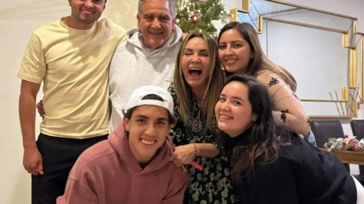 Alberto Herrera, jugador del Puebla, lucen atuendo navideños 