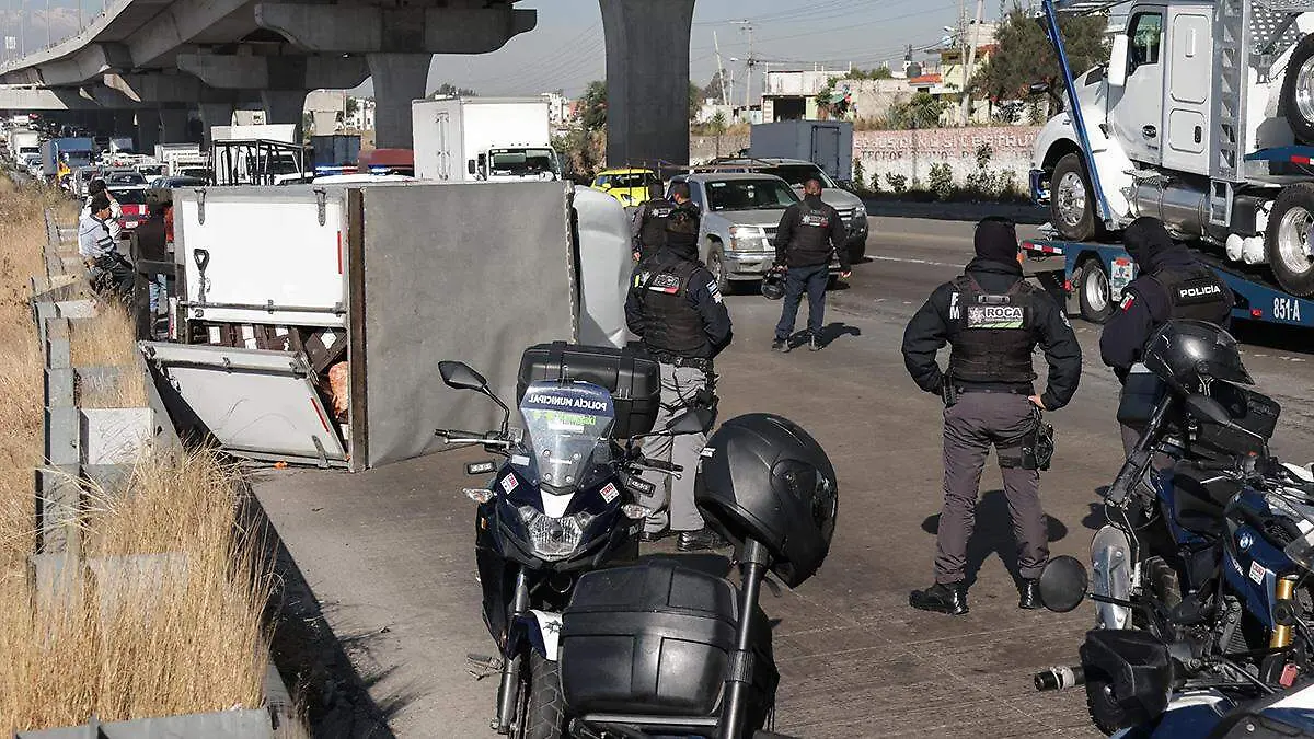 Tras una persecución sobre la autopista México-Puebla, policías municipales lograron recuperar una camioneta