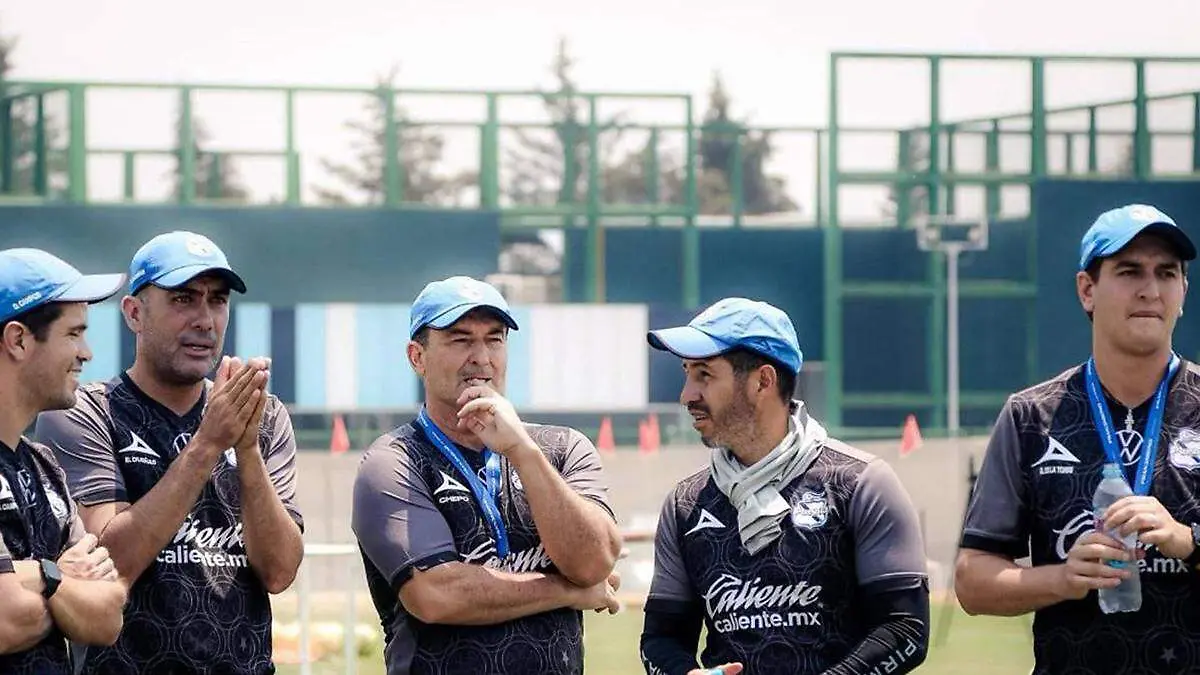 Luis Miguel Noriega, segundo de derecha a izquierda, tampoco seguirá en el Puebla FC