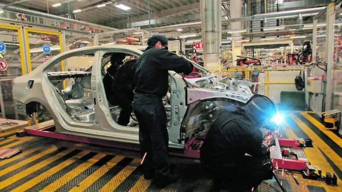 Bajo críticas condiciones de trabajo, la industria automotriz en Puebla