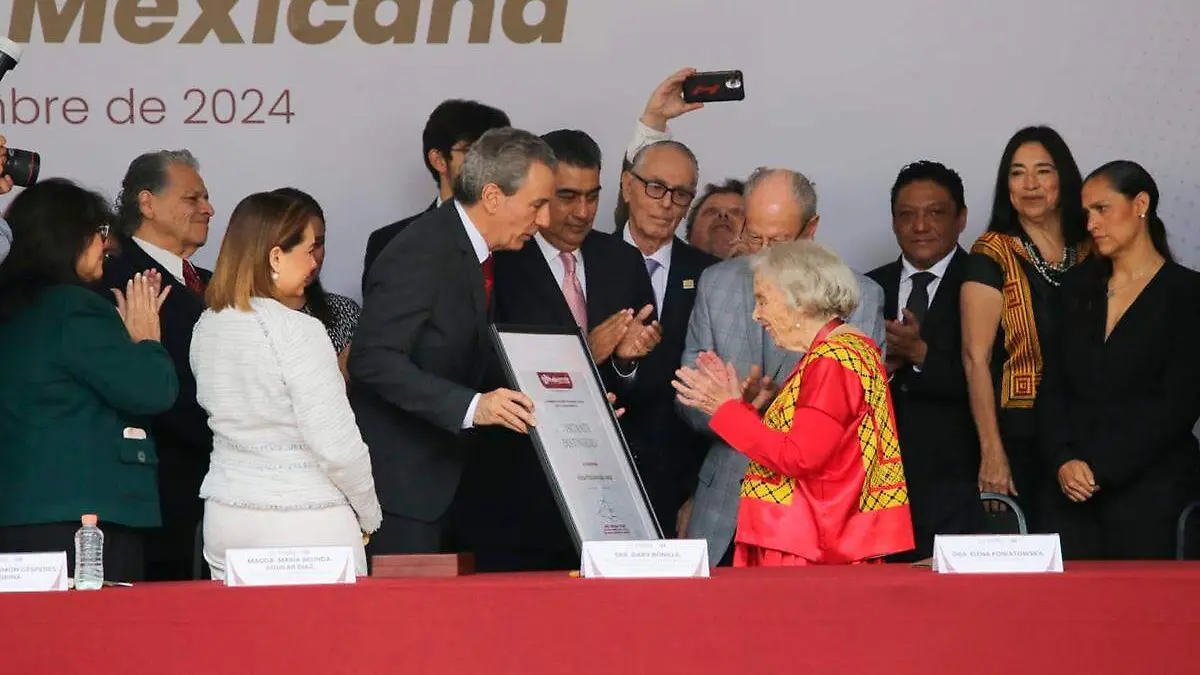 Elena Poniatowska recibe medalla Carmen Serdan