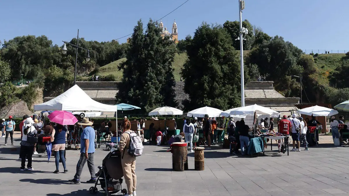 Eventos masivos, ambulantes y afluencia desbordada de turistas atentan la Gran Pirámide