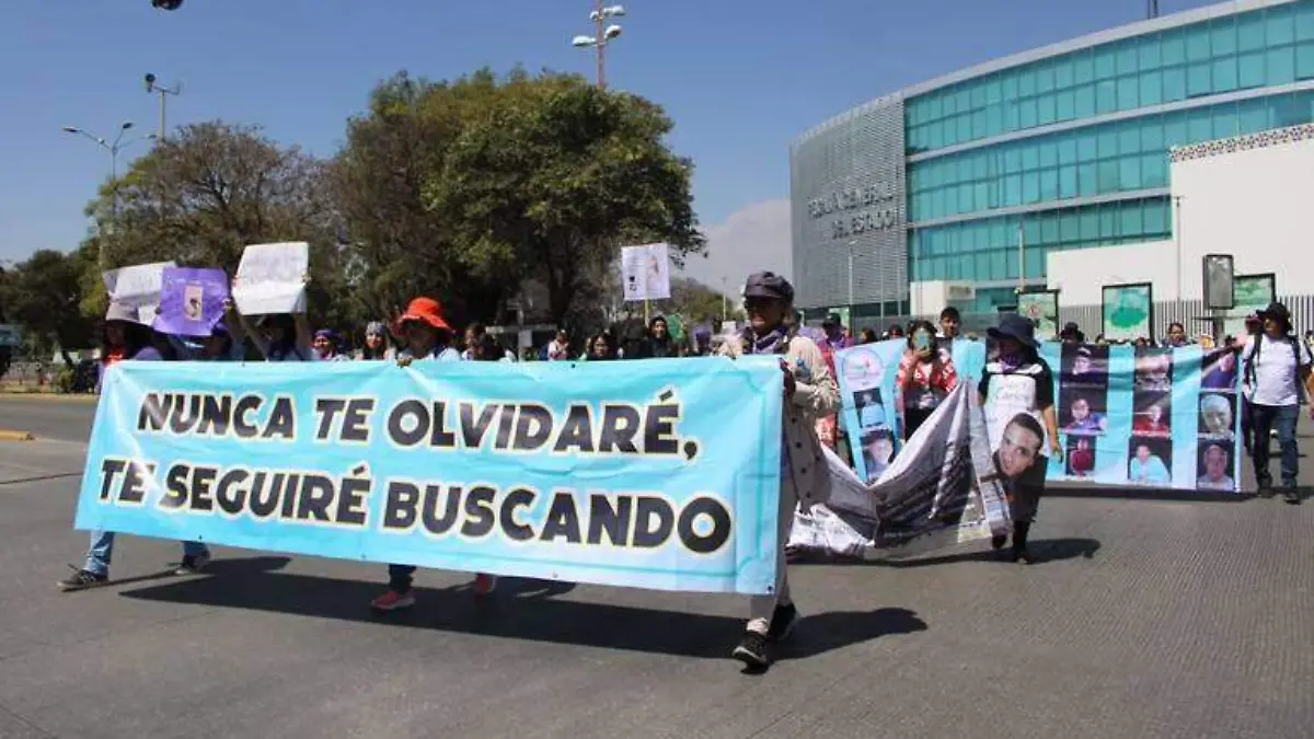 Madres buscadoras y familias de mujeres desparecidas protestaron frente a Fiscalía
