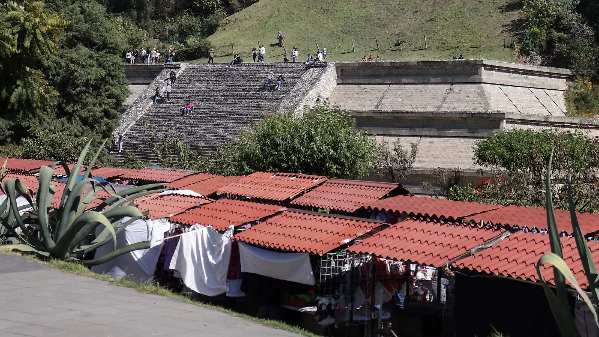 decenas de minilocales invaden la periferia de la Gran Pirámide de Cholula