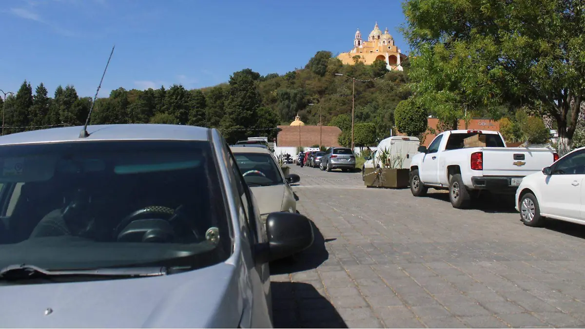 autos invaden las calles de Cholula