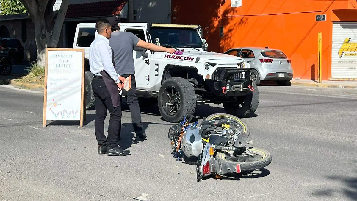 Dos motociclistas resultan lesionados luego de colisionar en Tehuacán