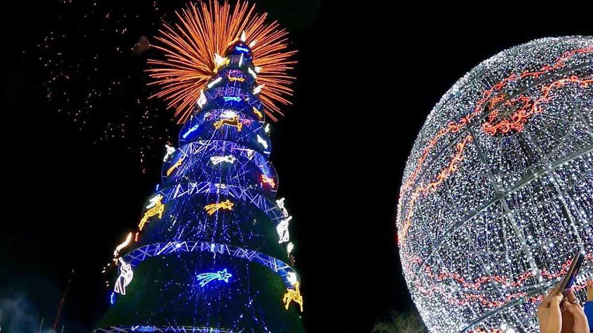 Se realizó el encendido del tradicional árbol navideño del Pueblo Mágico de Chignahuapan