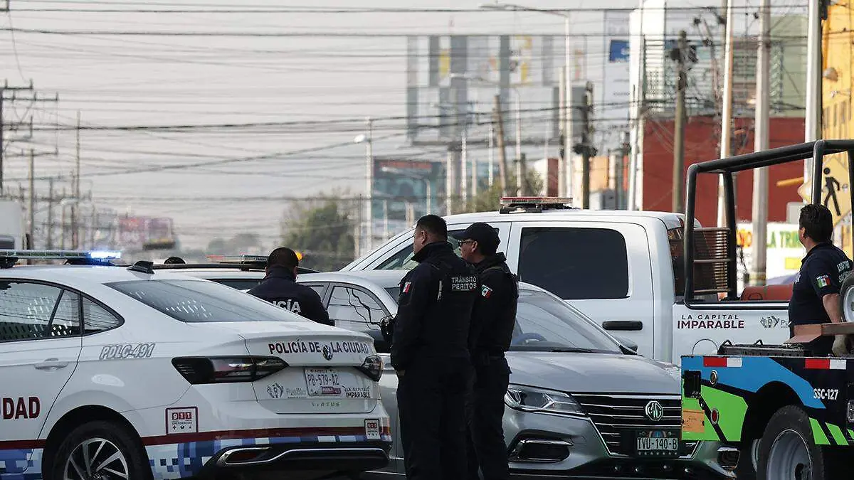 Un motociclista murió al chocar contra automóvil y quedar debajo de este, en la colonia Puebla Textil