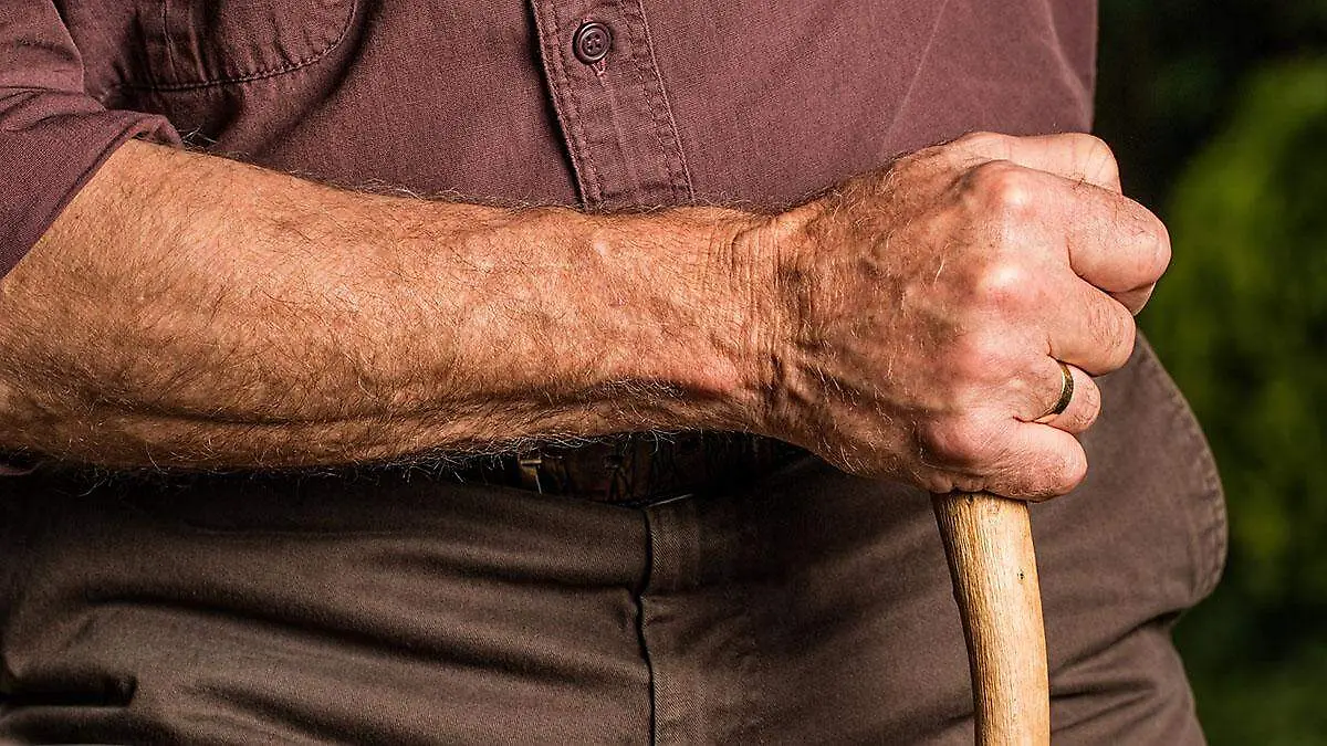 Un adolescente que no aceptó que le llamaran la atención por no haber realizado unos quehaceres del hogar, golpeó y pateó a su padre