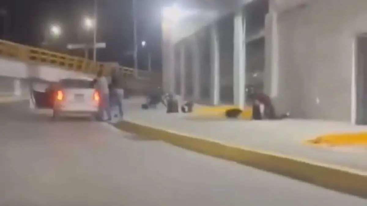 mujer llevada en auto