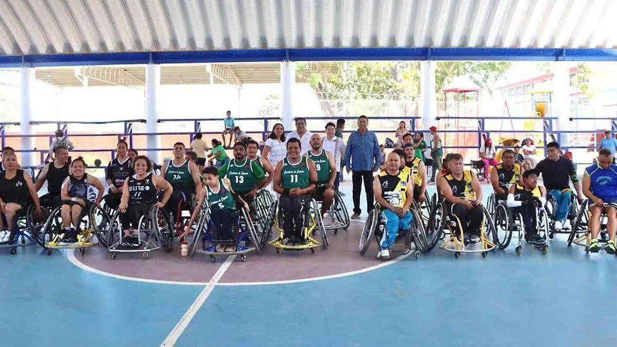 El equipo de baloncesto en silla de ruedas Águilas de Tehuacán, que recientemente participó en el regional de Coyuca de Benítez