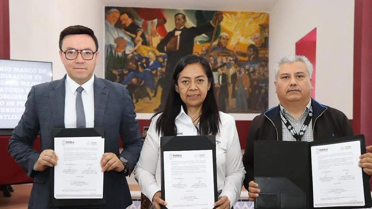 Ariadna Ayala firma convenio con la comisión Regulatoria 