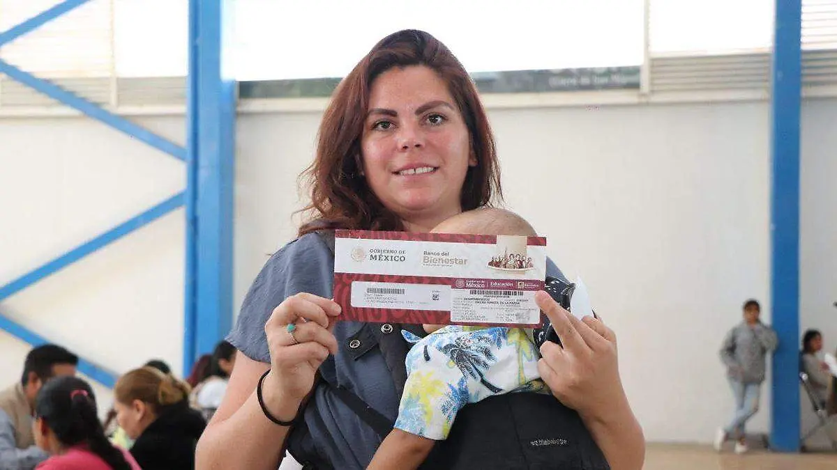 madre recibe beca rita cetina en atlixco 