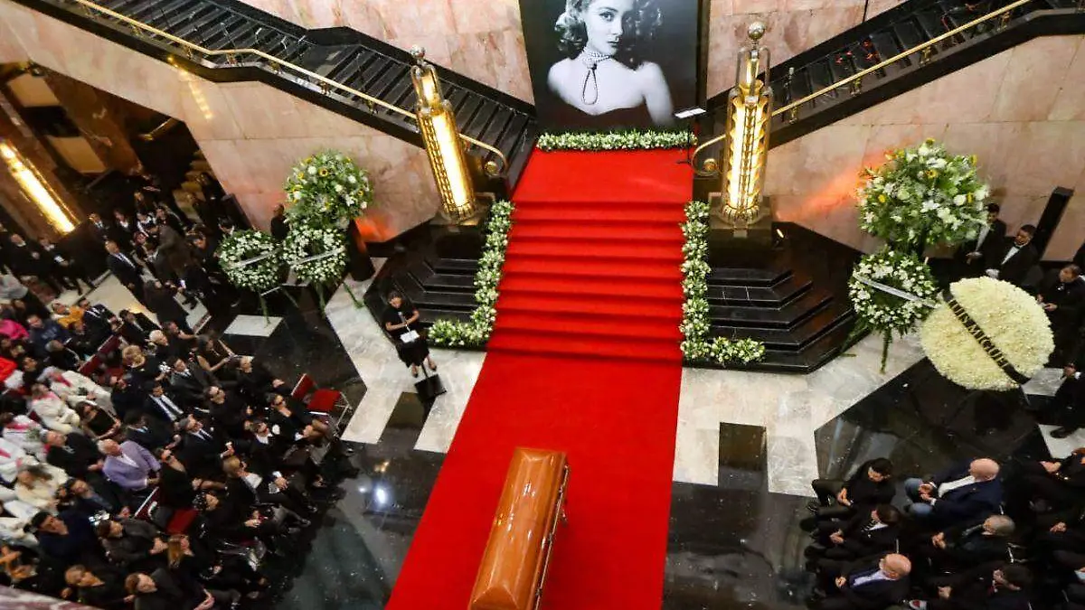 Silviaa Pinal-Homenaje