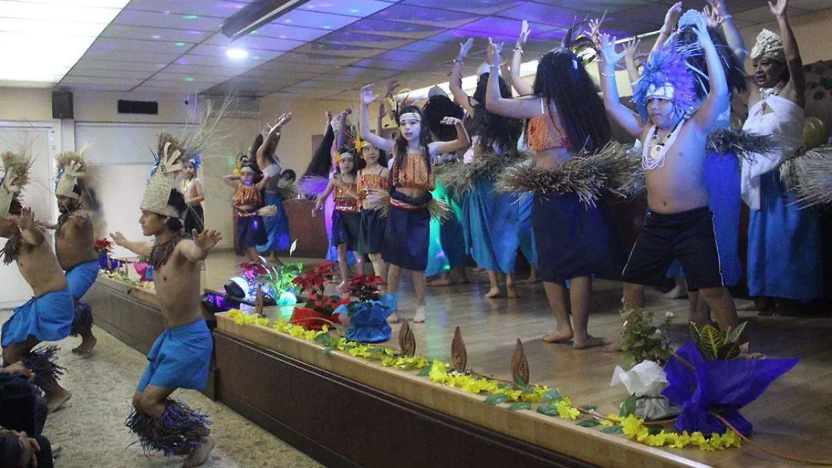 mujeres y hombres de diferentes edades participaron en el tercer Encuentro de Danza Polinesia en Puebla