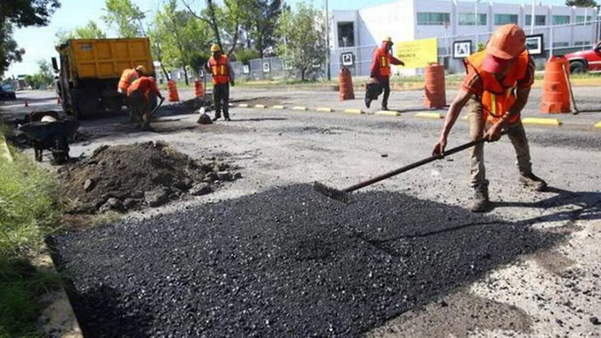el ayuntamiento de Puebla comenzó a bachear la Avenida del Jardín en la Unidad Habitacional San José Xilotzingo