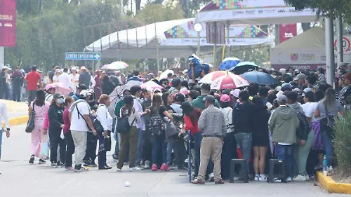 Miles de personas ya se encuentran formadas para ingresar al teatro del pueblo de la Feria de Puebla 2025