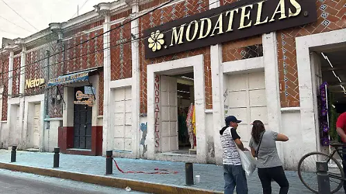 Un corto circuito provocó un incendio al exterior de una tienda ubicada en pleno centro de Izúcar