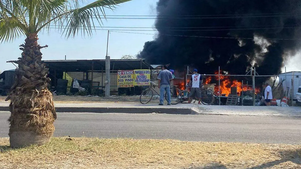 En Izúcar de Matamoros un incendio consumió una recicladora ubicada sobre la carretera internacional a Oaxaca