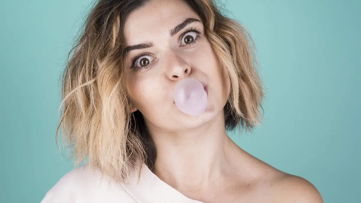 Si masticas chicle a diario, tienes que saber que esto es lo que realmente pasa en tu boca y tu cuerpo