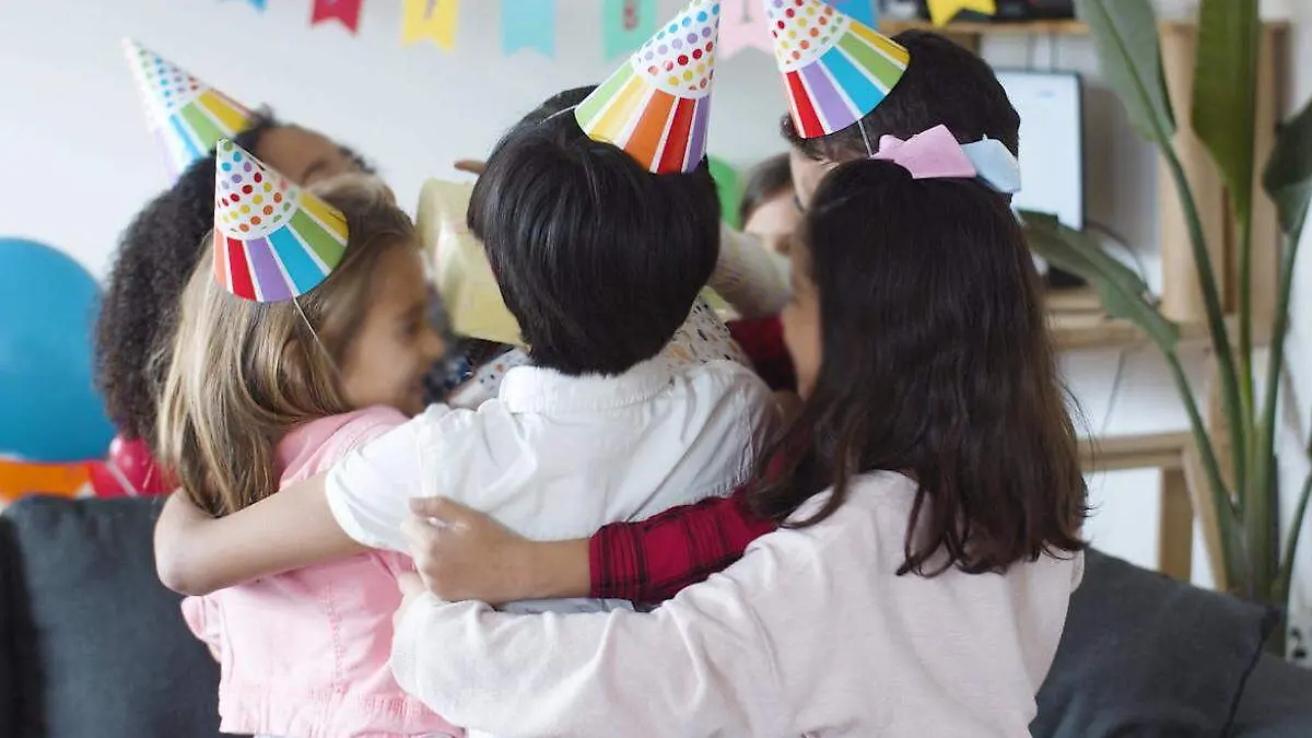 niños celebrando fiesta