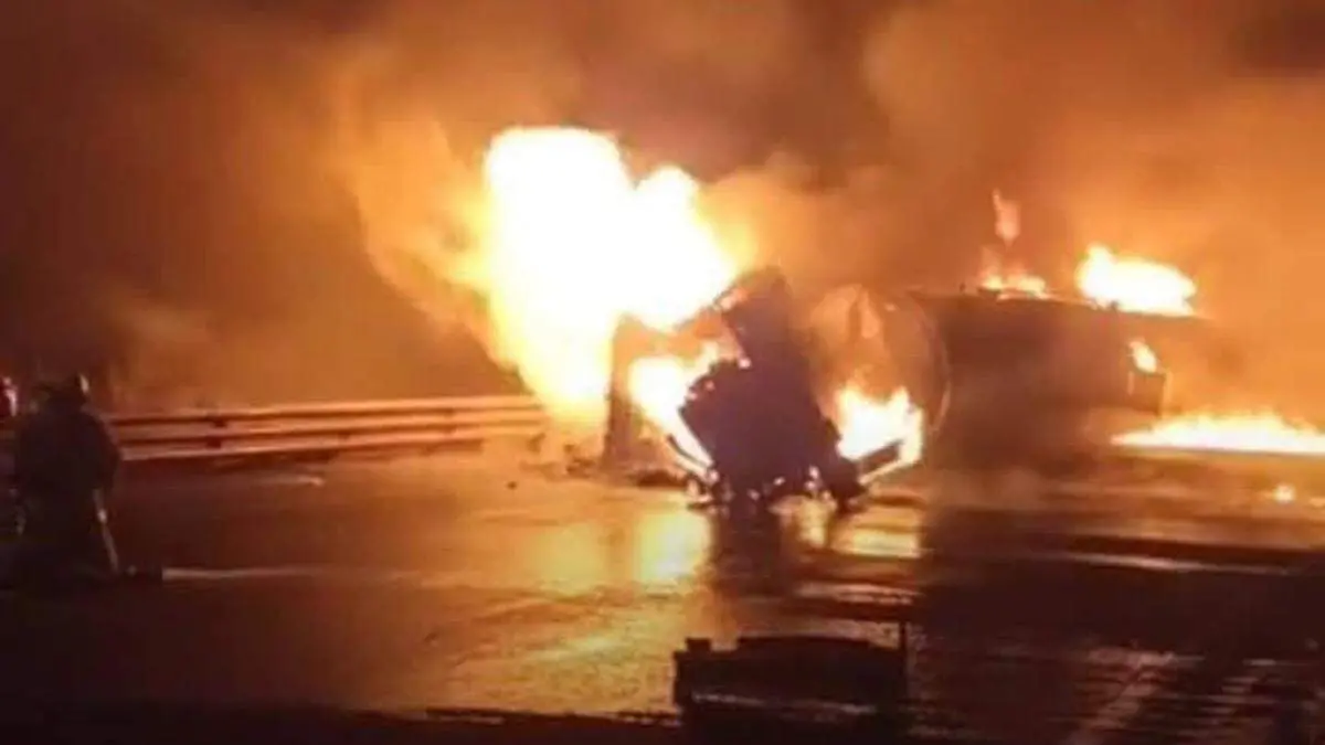 La autopista Puebla-Orizaba fue cerrada en ambos sentidos la noche de este jueves, debido a la explosión de una pipa