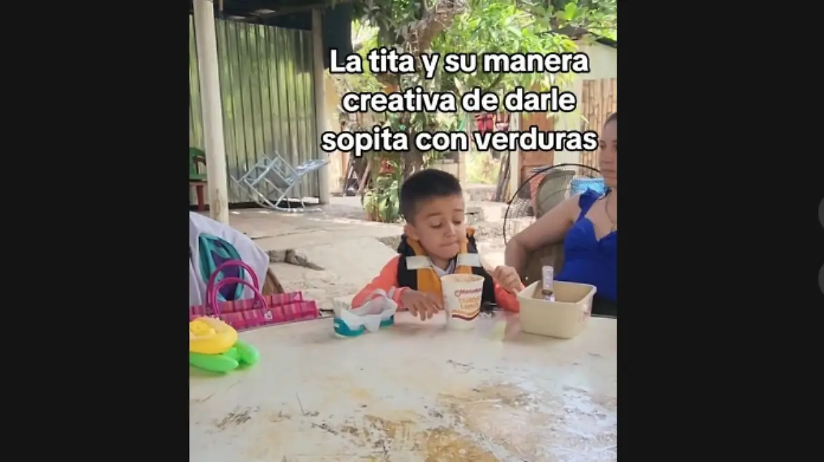 Abuelita hace creer a su nieto que está comiendo una sopa Maruchan