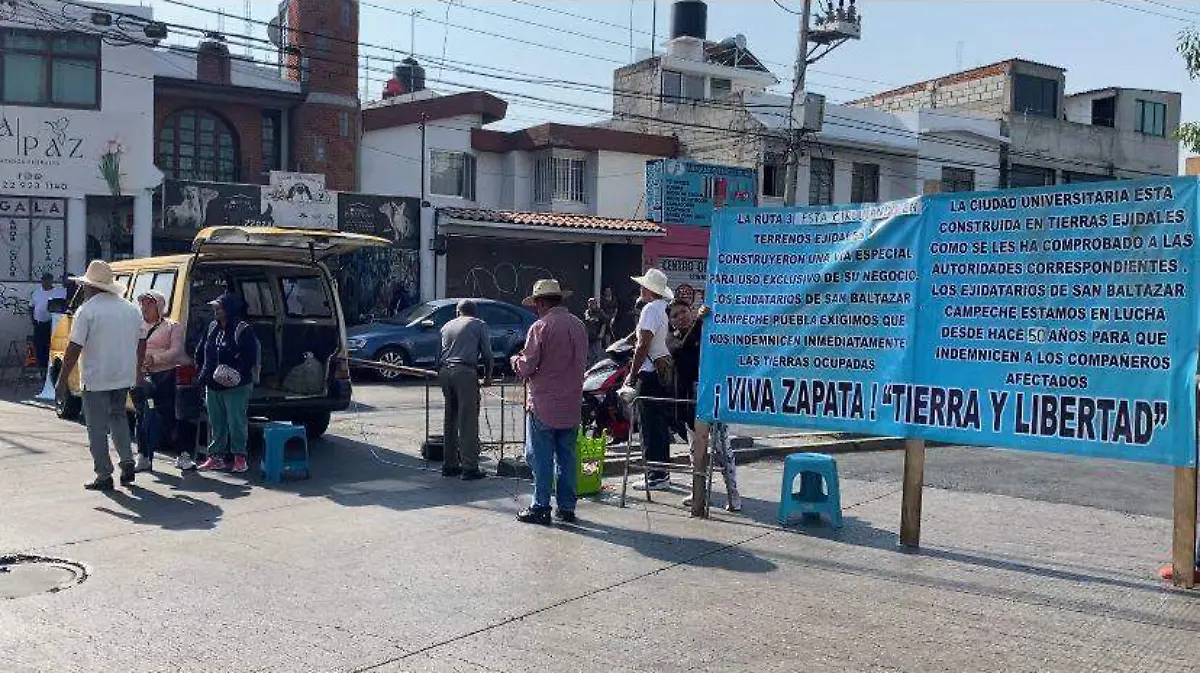 Los ejidatarios de San Baltazar Campeche extendieron su bloqueo vial al crucero de la Avenida José Ma. Lafragua