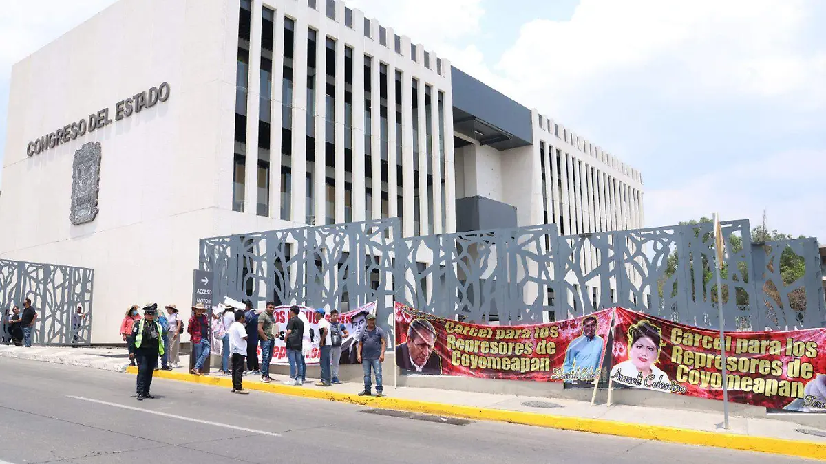 Habitantes de Coyomeapan se manifestaron a las afueras del Congreso del Estado de Puebla