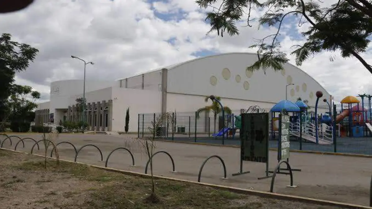 Armando Zavaleta, regidor de Deportes de Tehuacán, negó los rumores de supuestos cobros por estacionamiento y canchas del Polideportivo “La Huizachera”