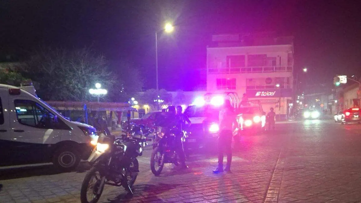 Patrullas en el centro de Acatlán 