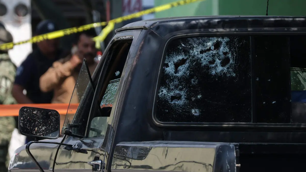 De múltiples impactos de arma de fuego de distinto calibre, un hombre fue acribillado al interior de la camioneta que conducía en calles de Coronango